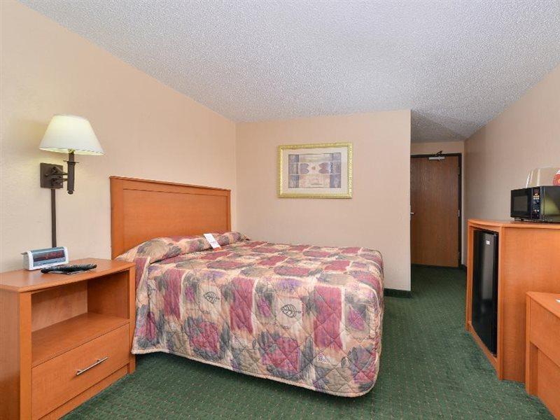 Super 8 By Wyndham Casper West By The River Bagian luar foto