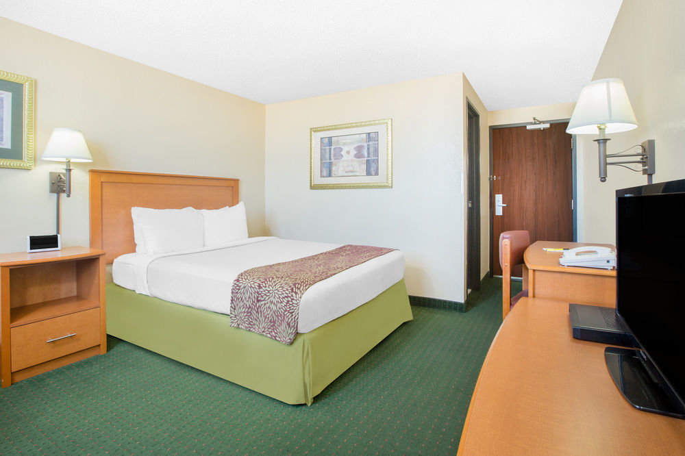 Super 8 By Wyndham Casper West By The River Bagian luar foto