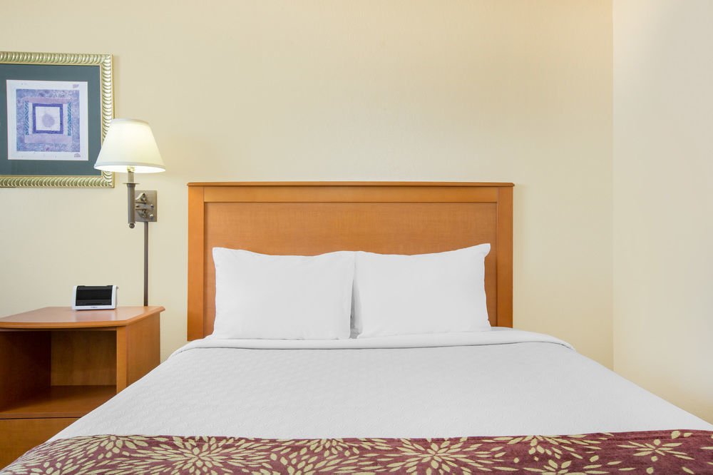 Super 8 By Wyndham Casper West By The River Bagian luar foto