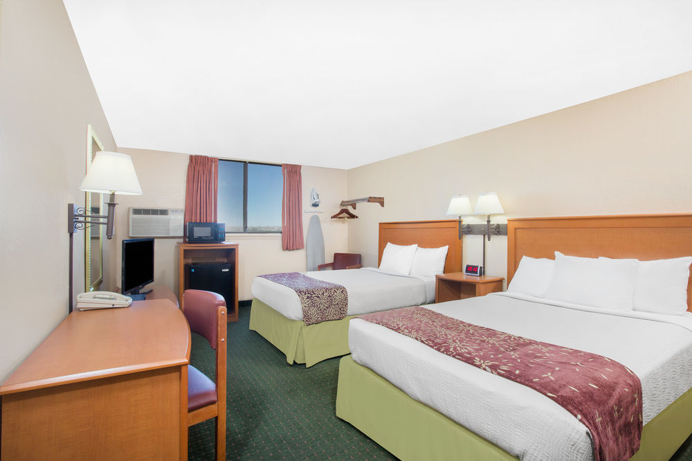 Super 8 By Wyndham Casper West By The River Bagian luar foto