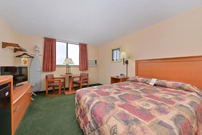 Super 8 By Wyndham Casper West By The River Bagian luar foto