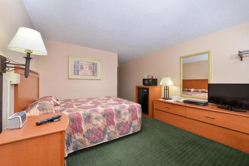 Super 8 By Wyndham Casper West By The River Bagian luar foto