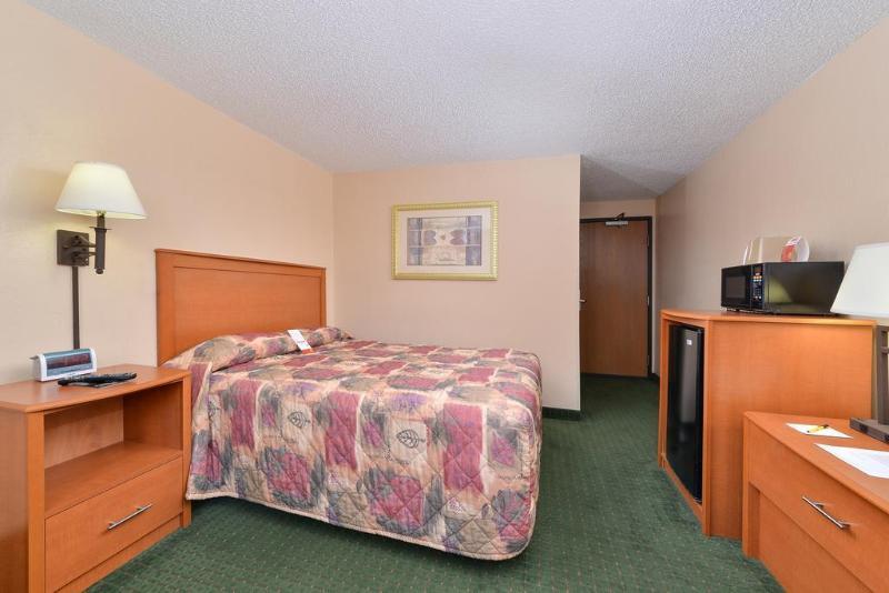 Super 8 By Wyndham Casper West By The River Bagian luar foto
