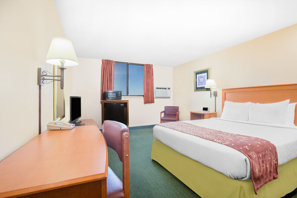 Super 8 By Wyndham Casper West By The River Bagian luar foto